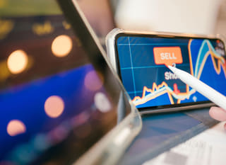 Trader op meerdere markten die Bitcoin Ethereum en forexopties analyseert
